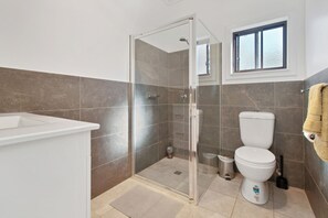 Combined shower/bathtub, hair dryer, towels - Elm Cottage Tumut - Rivers Edge a 4 bedroom Pet Friendly Cottage close to river. (Tumut)