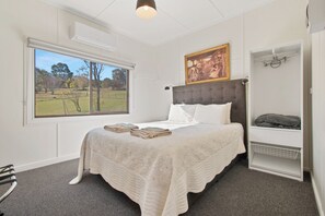 4 bedrooms, iron/ironing board, WiFi, bed sheets - Rivers Edge Pets Allowed Cottage Tumut (Tumut)