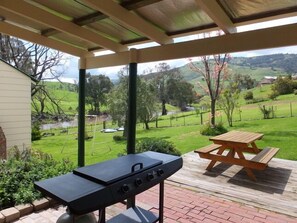 Outdoor dining - Rivers Edge Pets Allowed Cottage Tumut (Tumut)