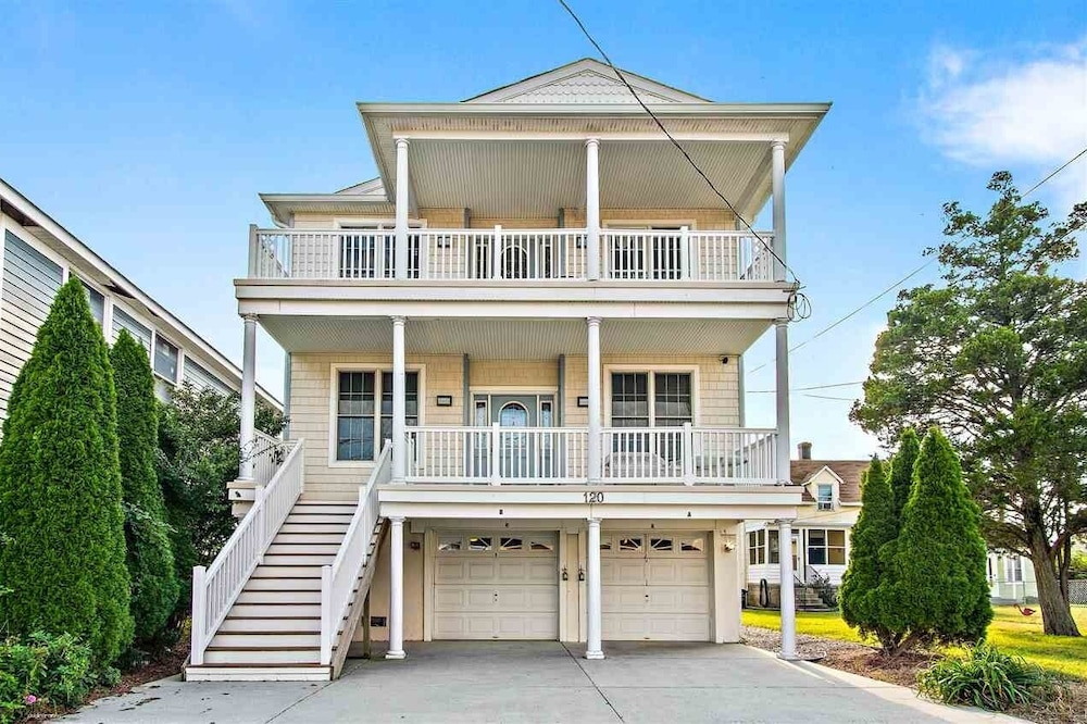 4 Bedroom 2 Bath Condo 2 Blocks from Beach and Boards