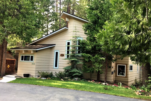 Great Location with plenty of room to park - just one block to beach area & Lake