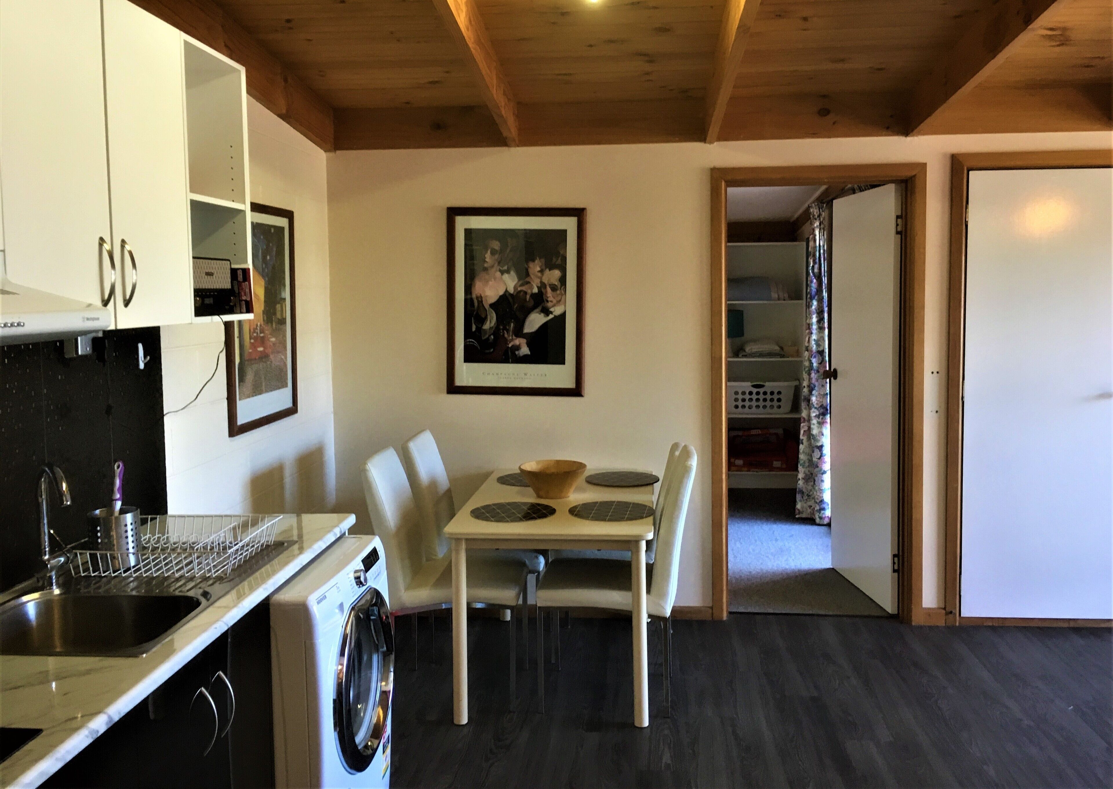 Peaceful beach retreat, close to cafe, bakery, bistro, shop & 30 min from Hobart