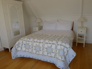 4 bedrooms, iron/ironing board, free WiFi, bed sheets