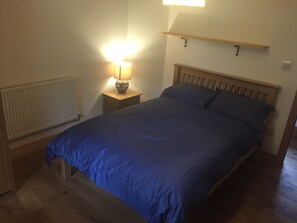 4 slaapkamers, een strijkplank/strijkijzer, gratis wifi, beddengoed