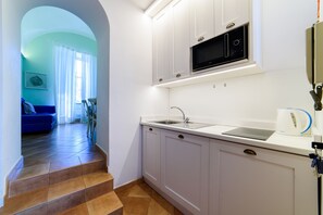 Fridge, microwave, coffee/tea maker, electric kettle - Henry House (Sorrento)