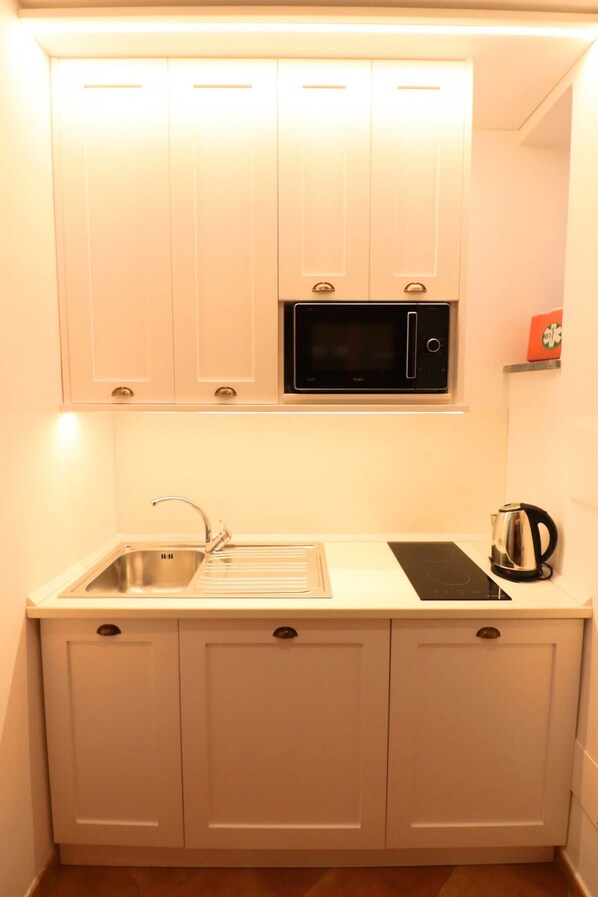 Fridge, microwave, coffee/tea maker, electric kettle - Henry House (Sorrento)