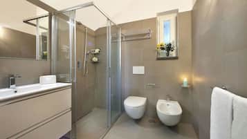 Dusche, Haartrockner, Handtücher