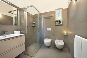 Shower, hair dryer, towels - Henry House (Sorrento)