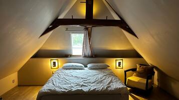 2 bedrooms, iron/ironing board, internet