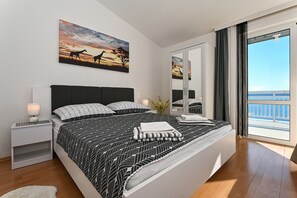 3 bedrooms, iron/ironing board, travel crib, WiFi
