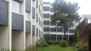 Un edificio de varios pisos con fachada de ladrillo y ventanas amplias.