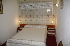 2 bedrooms, iron/ironing board, travel cot, wheelchair access