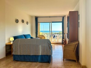 3 bedrooms, iron/ironing board, travel cot, free WiFi - Front beach Apartment  -6 people.Two terraces. Garden and Pool. ParKing. (Pals)