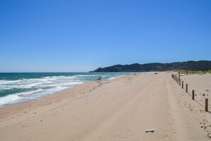 Beach nearby - Front beach Apartment  -6 people.Two terraces. Garden and Pool. ParKing. (Pals)