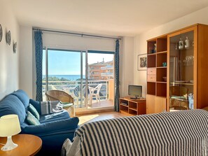 TV - Front beach Apartment  -6 people.Two terraces. Garden and Pool. ParKing. (Pals)
