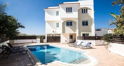 Apto. Faye, Modern 2BDR Pernera Apt. con piscina comunitaria, cerca de todas las comodidades