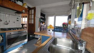 Frigorifero, microonde, forno, piano cottura