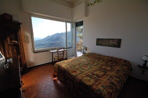 5 bedrooms, iron/ironing board, WiFi, bed sheets