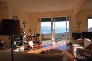 Fernseher, Kamin, Tischtennisplatte, Bücher