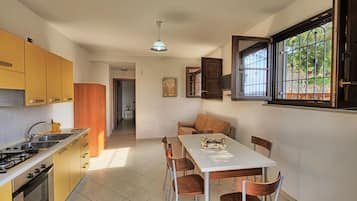 Refrigerador, horno, parrilla de estufa y cafetera y tetera