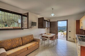 TV, books - Farmhouse with infinity pool: A unique experience-Onice (castellabate)