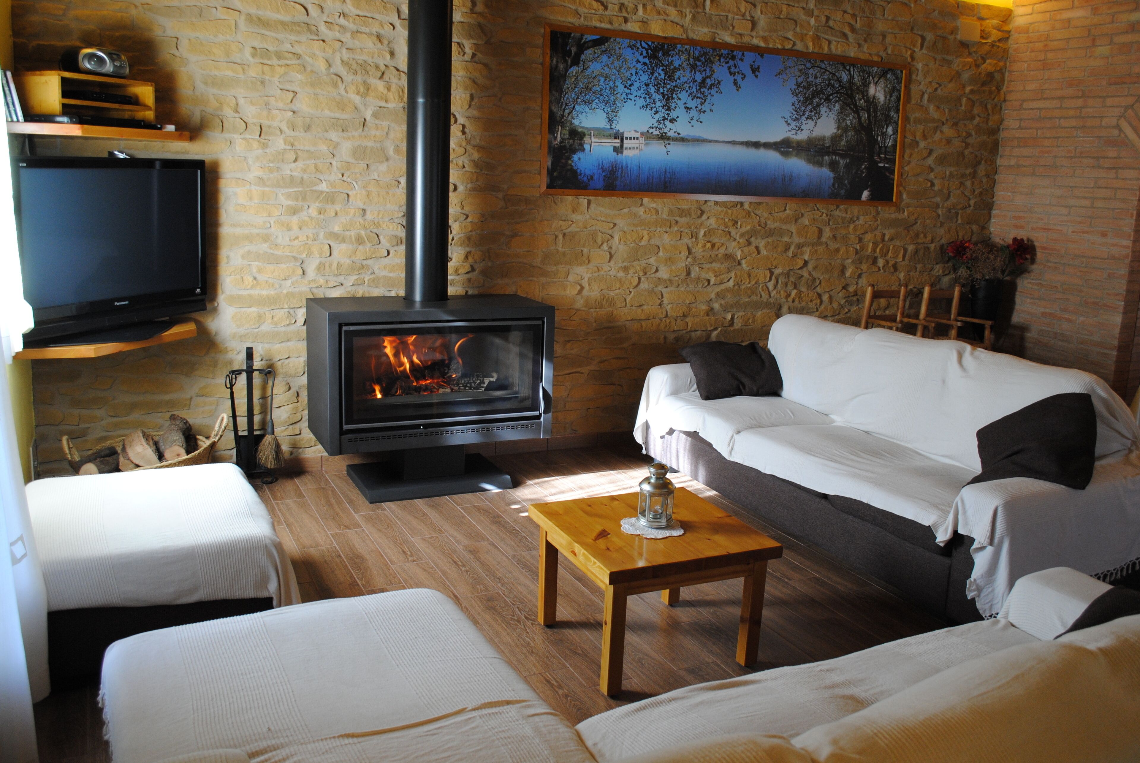 Breathtaking mountain views with big pool, close to Banyoles lake and beaches