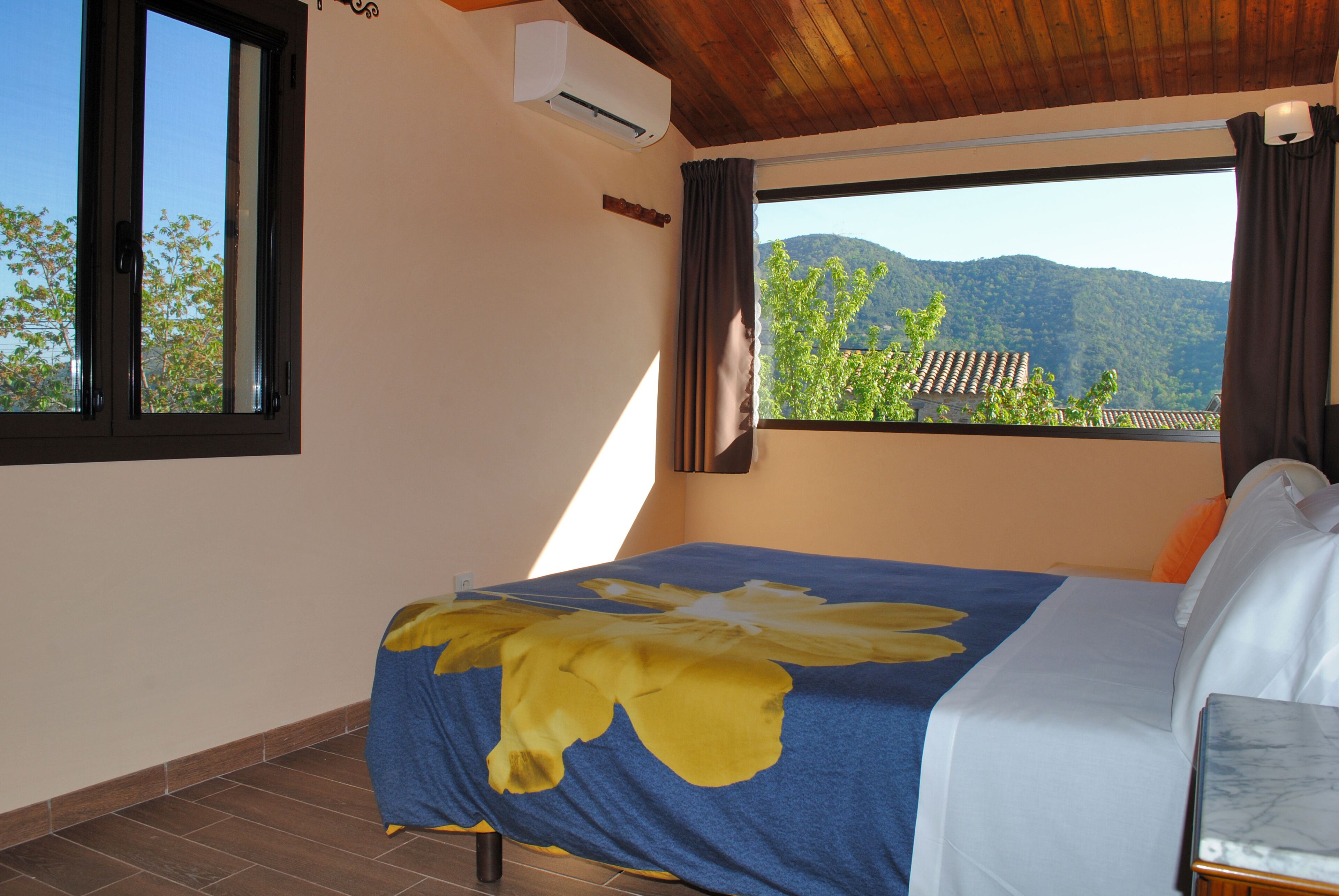 Breathtaking mountain views with big pool, close to Banyoles lake and beaches