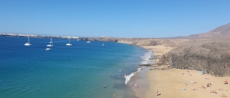 Una spiaggia nelle vicinanze, teli da spiaggia
