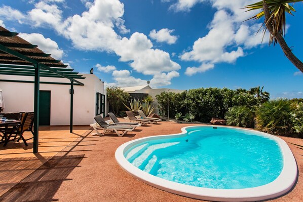 Alberca al aire libre y alberca climatizada