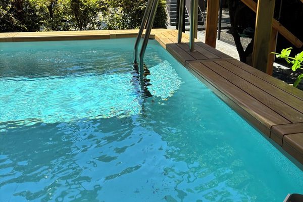 حمّام سباحة خارجي، حمّام سباحة مُدفَّأ