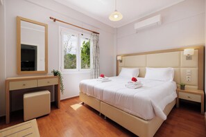 2 makuuhuonetta, työpöytä, silitysrauta/-lauta, vauvan matkasänky