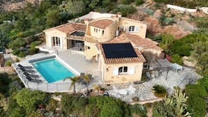 A Mediterranean-style villa with a swimming pool, outdoor seating, and solar panels. - AGAY - Charming villa with heated swimming pool and exceptional sea view (Saint-Raphaël)