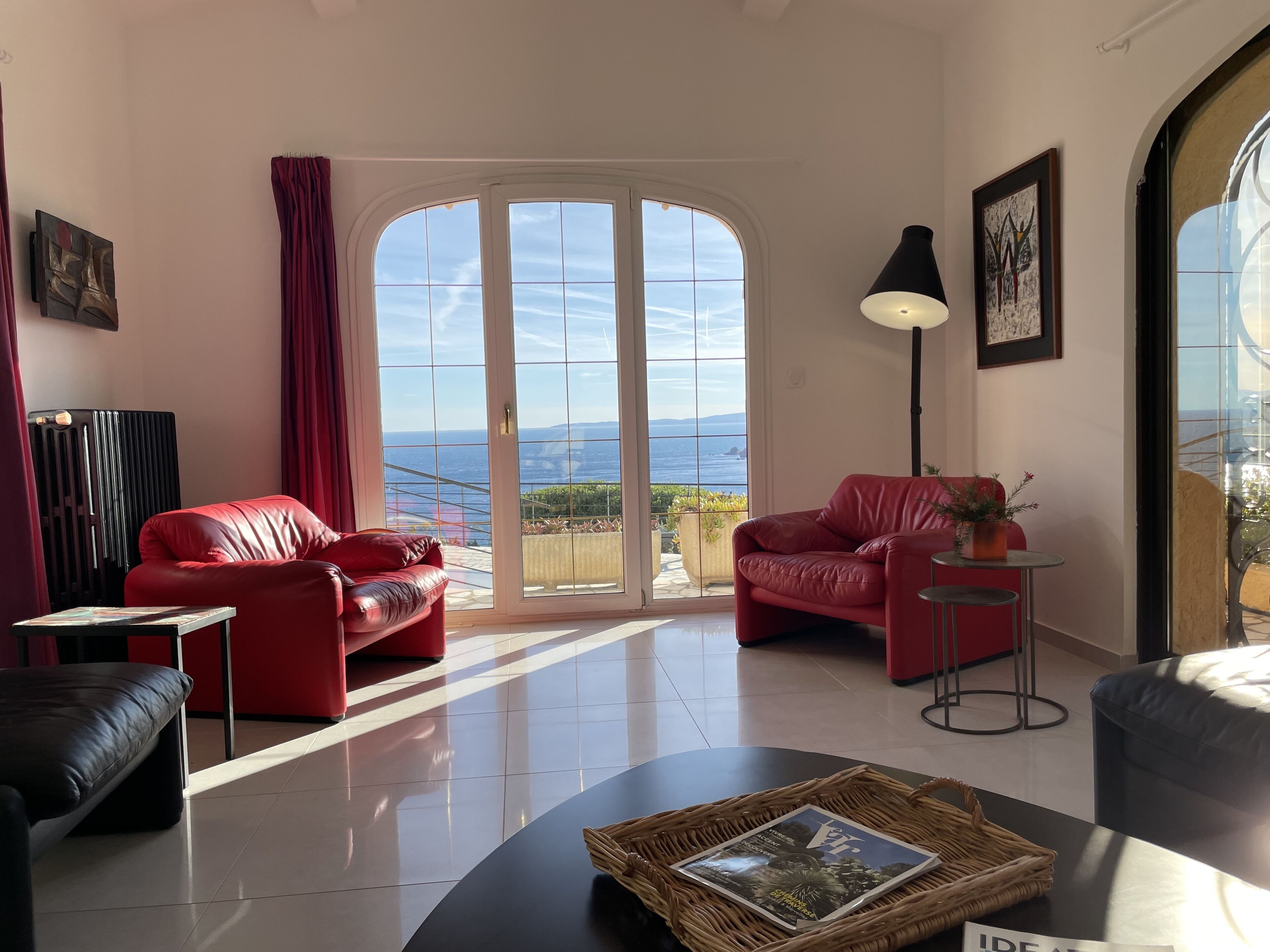 Smart TV, fireplace, DVD player, books