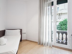 2 bedrooms, iron/ironing board, internet, bed sheets