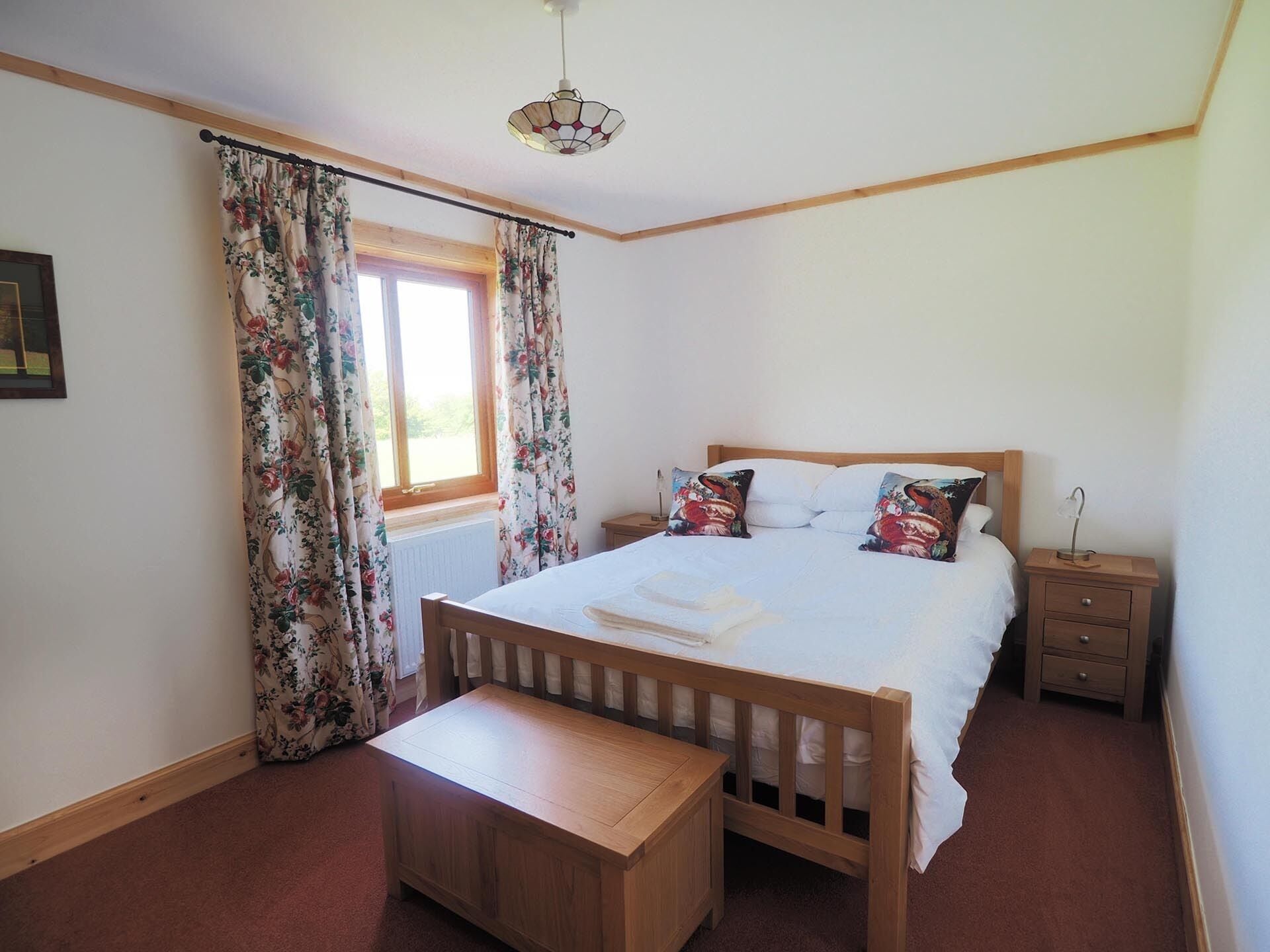 2 dormitoris, planxa i posts de planxar i roba de llit 