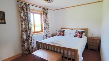 2 dormitorios, tabla de planchar con plancha, ropa de cama