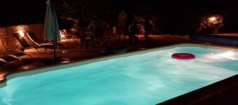 Roussillon:Large Provencal villa in a quiet location-Private pool