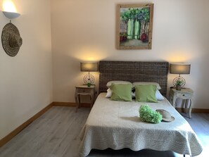 4 Schlafzimmer, Zimmersafe, Schreibtisch, Bügeleisen/Bügelbrett