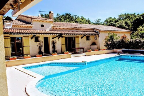 Villa climatisée avec piscine privée au calme, terrain clos  