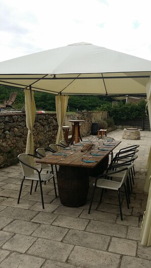 Outdoor dining - Farmhouse with private pool. Unforgettable. (Moncrabeau)