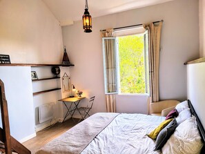5 bedrooms, in-room safe, iron/ironing board, travel cot