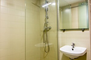 Dusche, Haartrockner, Handtücher, Shampoo