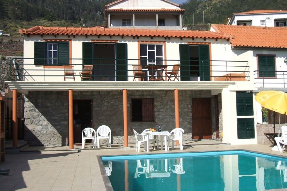 Traditional Madeira cottage, sea and mountain views plus pool, Arco da Calheta.