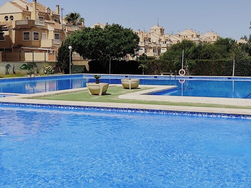 Torrevieja, 360 days of sunshine to enjoy; spacious apartment, swimming pools and sea, Nl.