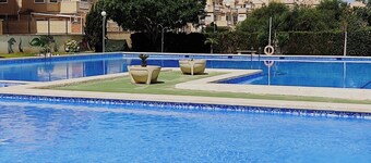 Torrevieja, 360 days of sunshine to enjoy; spacious apartment, swimming pools and sea, Nl.