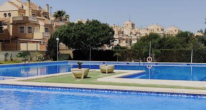 Torrevieja, 360 days of sunshine to enjoy; spacious apartment, swimming pools and sea, Nl.