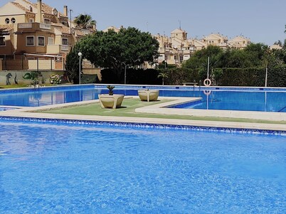 Torrevieja, 360 days of sunshine to enjoy; spacious apartment, swimming pools and sea, Nl.