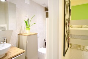 Shower, jetted bath, hair dryer, towels -  This is one of the few accommodations in the area that has this service. (Tarragona)