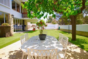 Outdoor dining -  This is one of the few accommodations in the area that has this service. (Tarragona)
