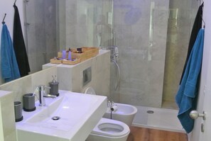 Haartrockner, Handtücher, Seife, Shampoo